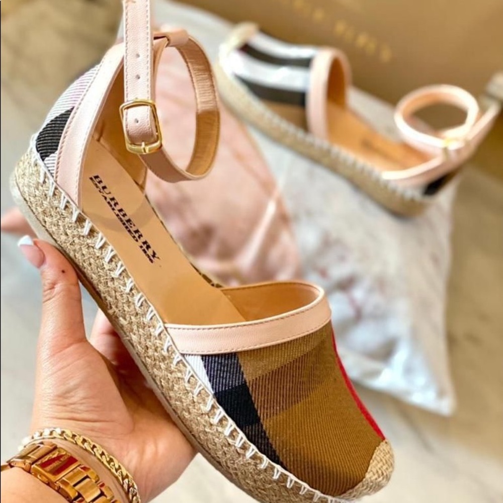 BB CHECK LOGO 🌸
ANKLE BUCKLE UP ESPADRILLES 🌺
